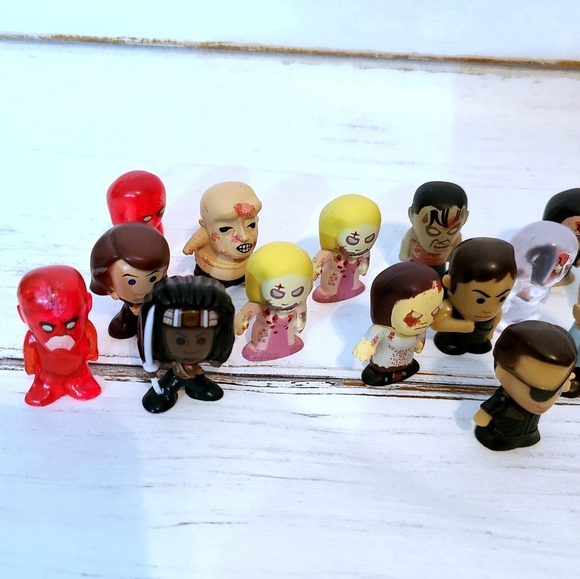 16 Count Mystery Box Mini The Walking Dead Figures - Picture 3 of 8